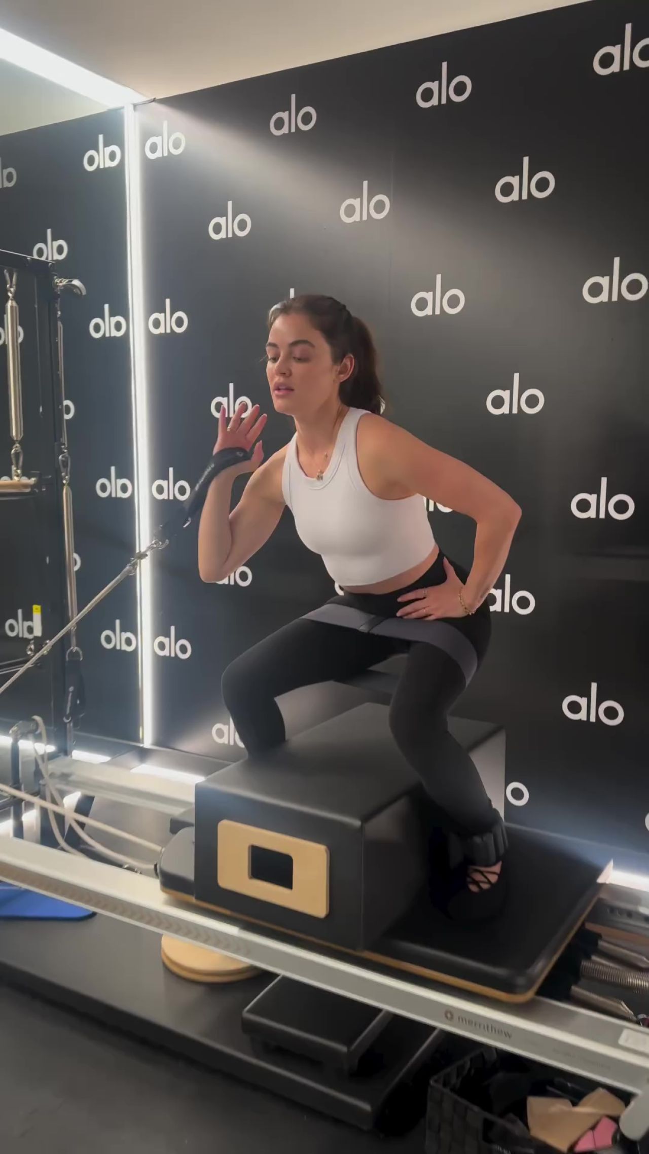 AMERICAN ACTRESS LUCY HALE WORKING OUT GYM STILLS01